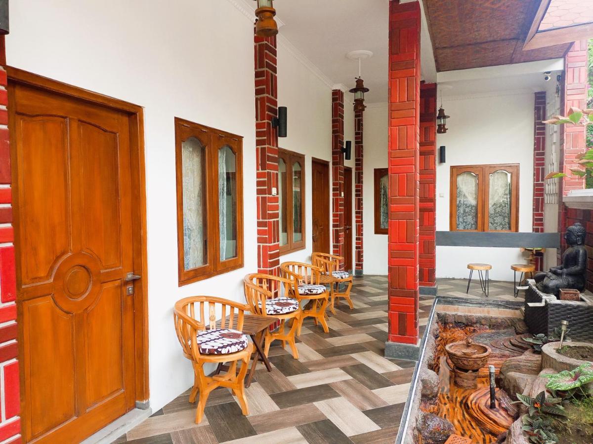 Zen Moon Hostel Yogyakarta Exterior photo